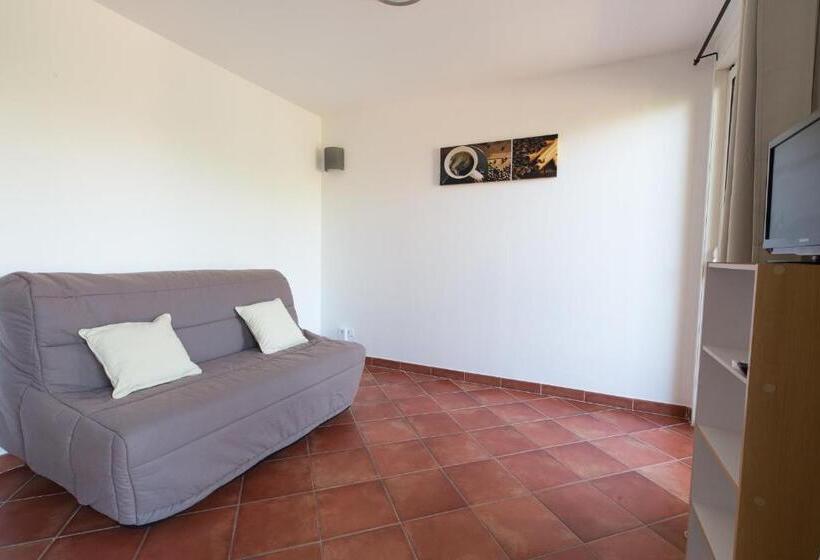 هتل Casa Vecchia Rooms + Apartments