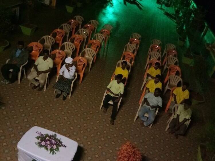 فندق Challenger Residency