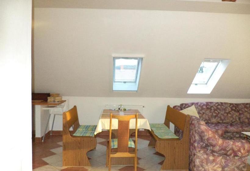 酒店 Flora Apartman