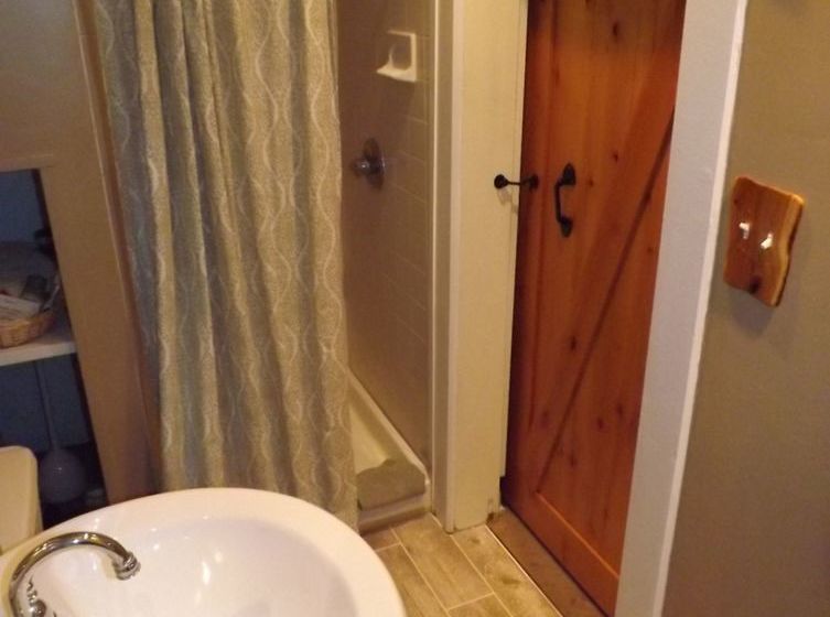 فندق Geyser Lodge