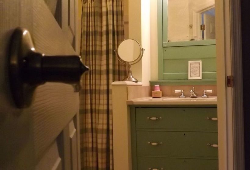 فندق Geyser Lodge