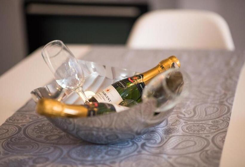 Отель Kavos Plaza