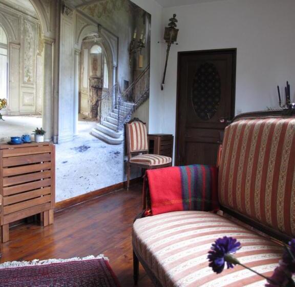 Отель La Bourgogne En Ville