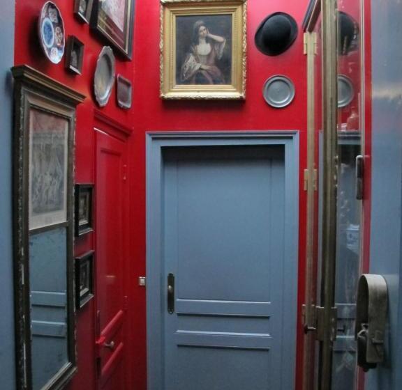 Отель La Bourgogne En Ville