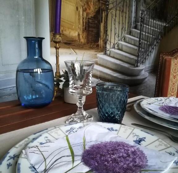 Отель La Bourgogne En Ville