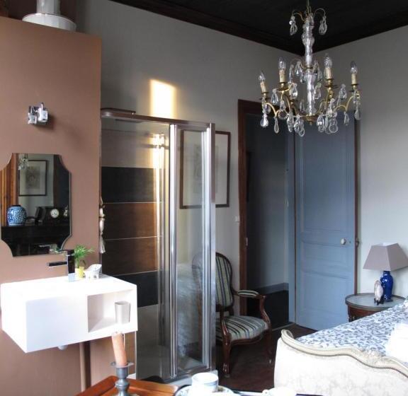 Отель La Bourgogne En Ville