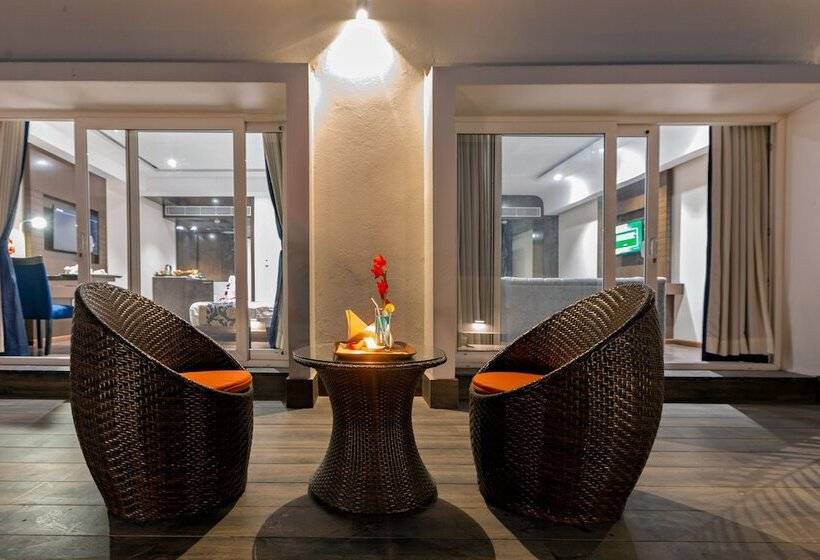 هتل Saffron Crest