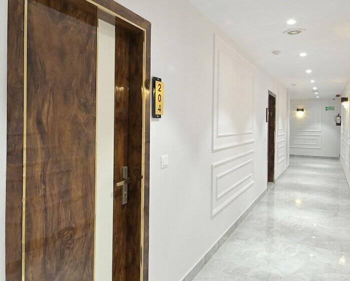 Отель Saina International