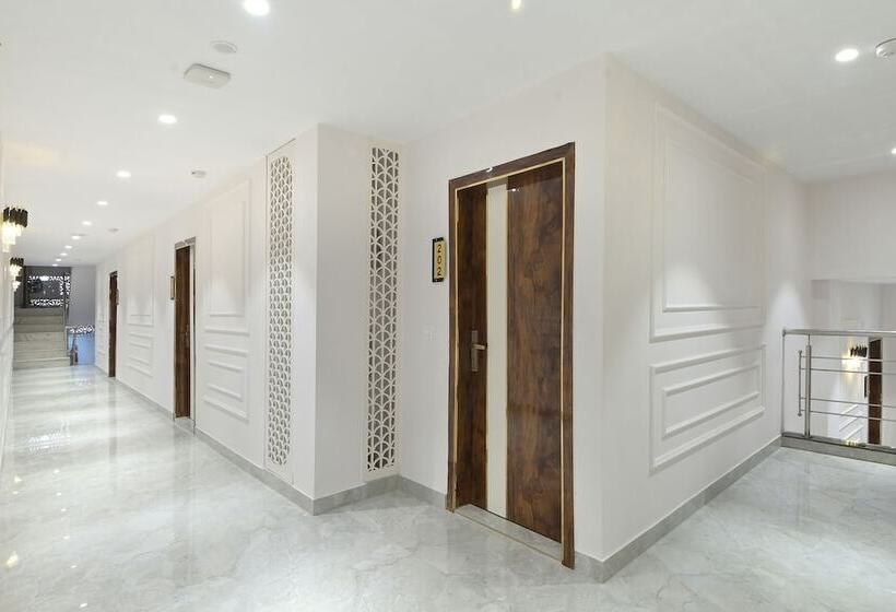 Отель Saina International