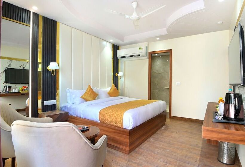 Отель Saina International