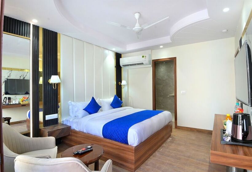 Отель Saina International