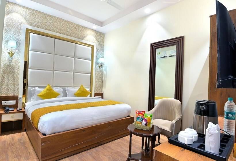 Отель Saina International