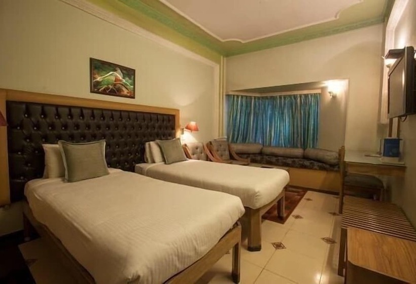 Отель Samrat International