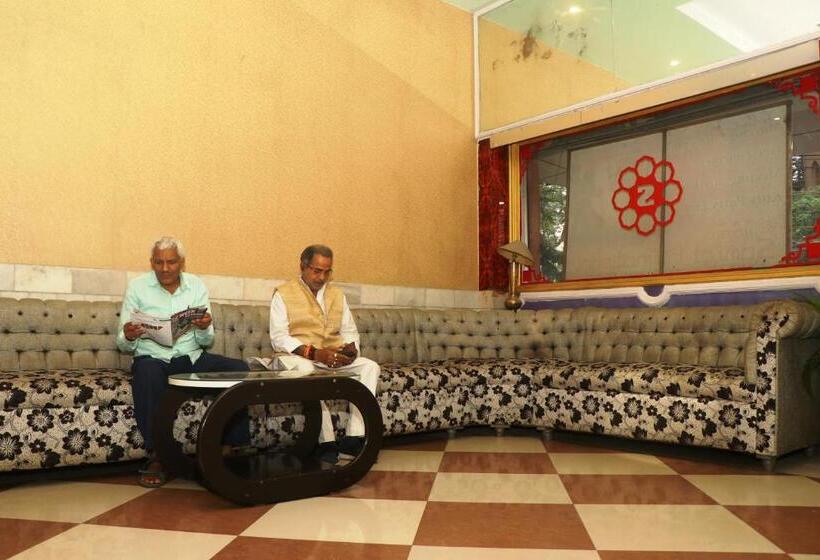 Отель Samrat International