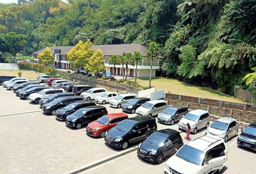 Отель Zuri Resort Cipanas