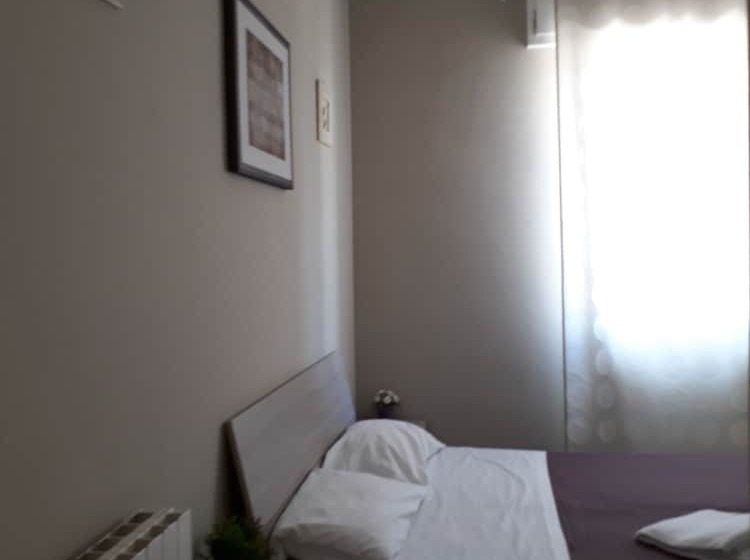 هتل 48 Airport Budget Rooms