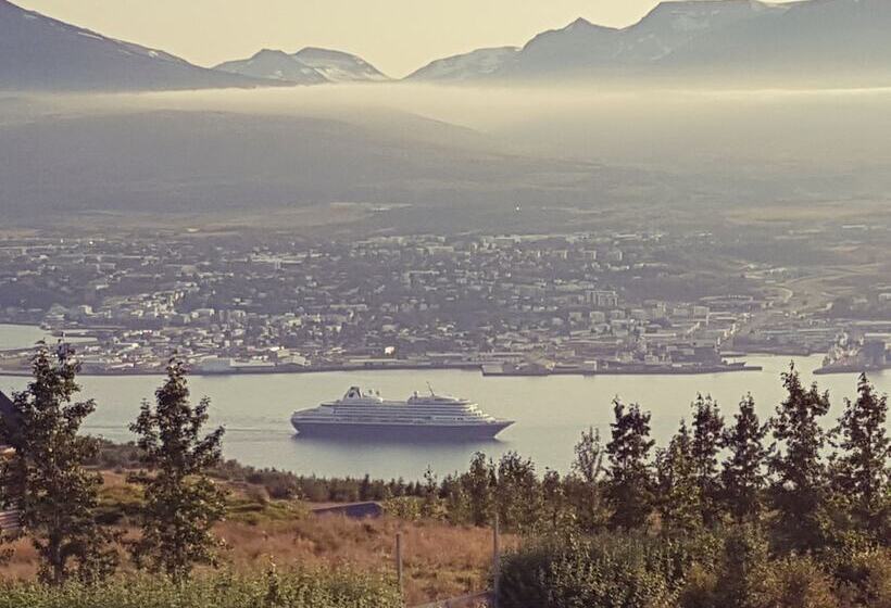 هتل Akureyri Log Cottage