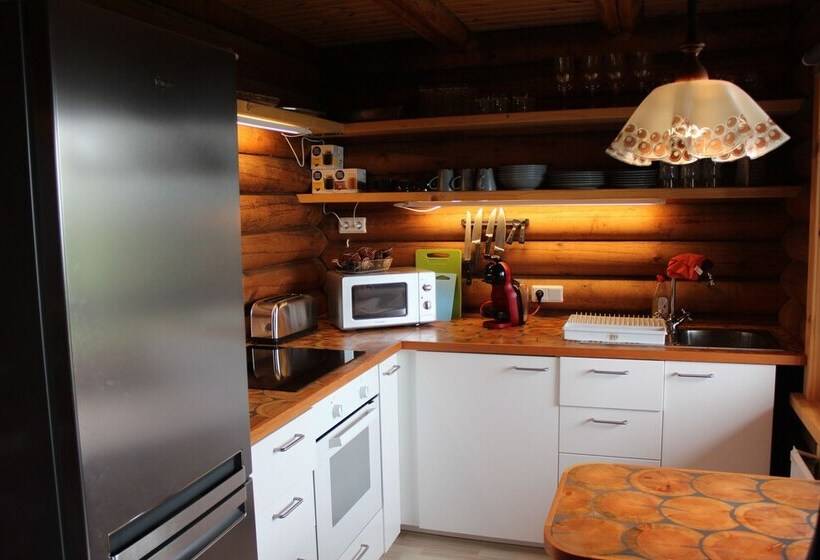 هتل Akureyri Log Cottage