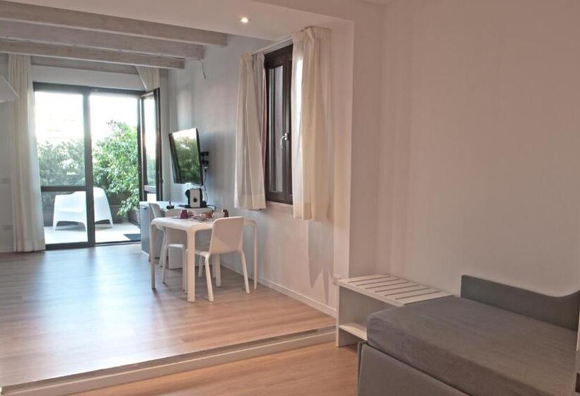 فندق Four Rooms Guesthouse