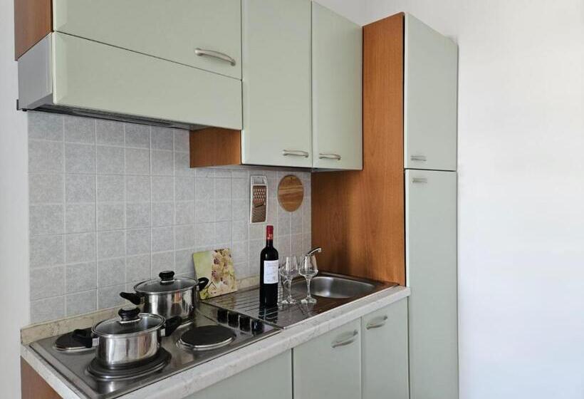 Отель Graceland Rooms And Suites