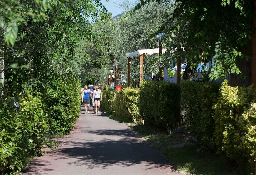 酒店 La Rocca Camping Village