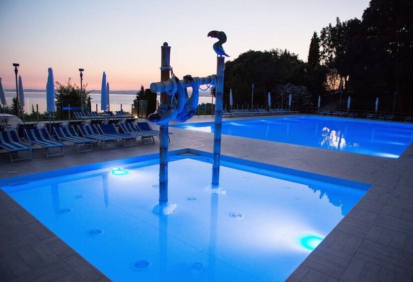 酒店 La Rocca Camping Village