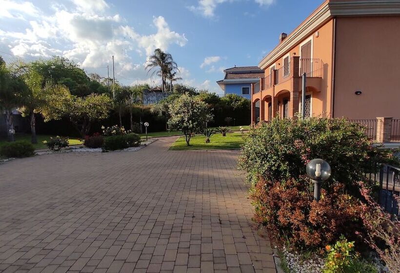 هتل Villa Feluchia Tra Il Mare E Il Vulcano