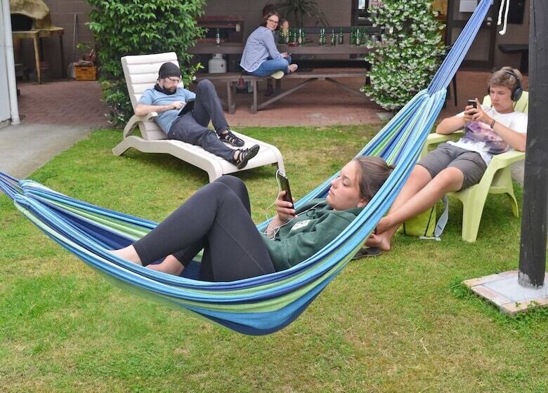 هتل Beachcomber Lodge & Backpacker