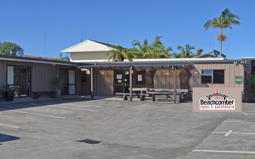 هتل Beachcomber Lodge & Backpacker