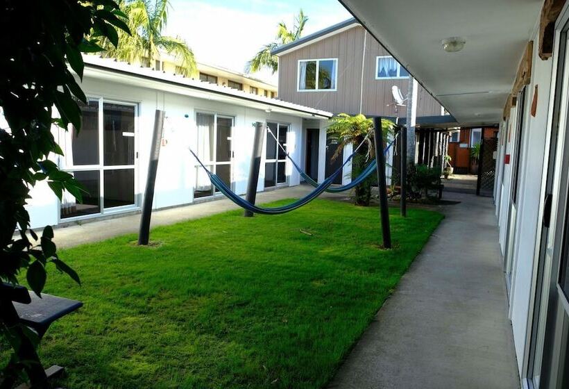 هتل Beachcomber Lodge & Backpacker