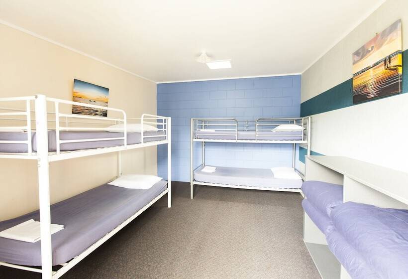 בית מלון כפרי Beachcomber Lodge & Backpacker