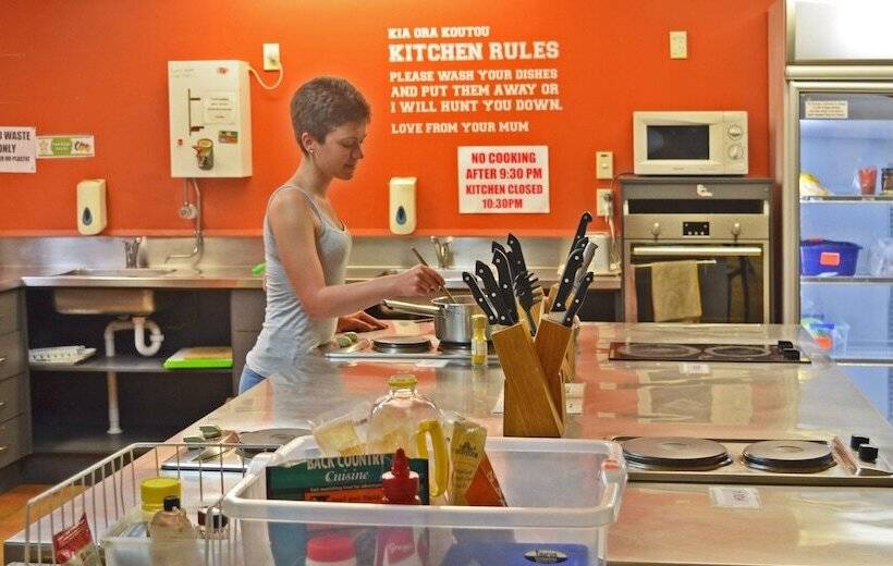 هتل Beachcomber Lodge & Backpacker