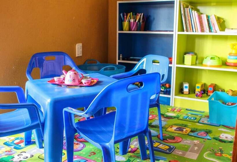 هتل Beachcomber Lodge & Backpacker