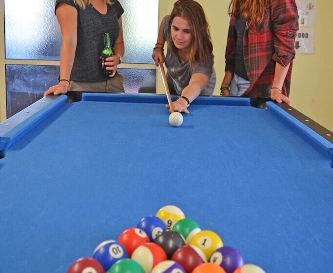 هتل Beachcomber Lodge & Backpacker