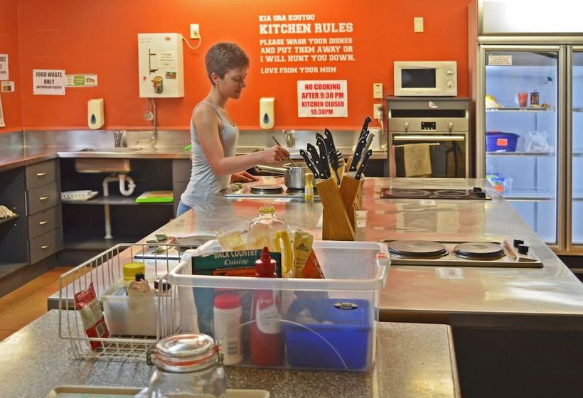 هتل Beachcomber Lodge & Backpacker