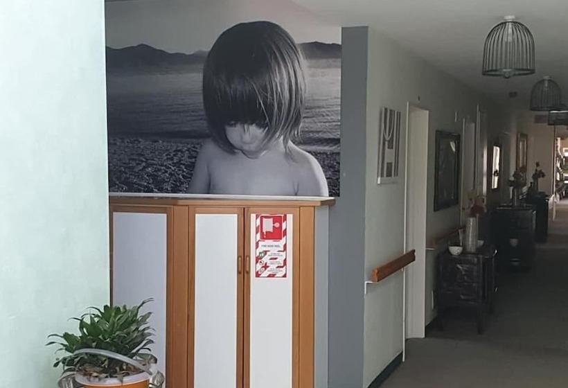 هتل Piwaka Lodge And Backpackers