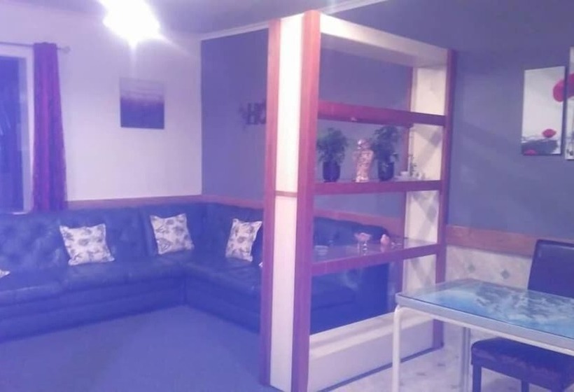 هتل Piwaka Lodge And Backpackers