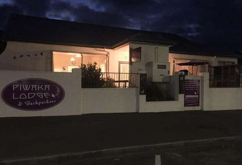 هتل Piwaka Lodge And Backpackers