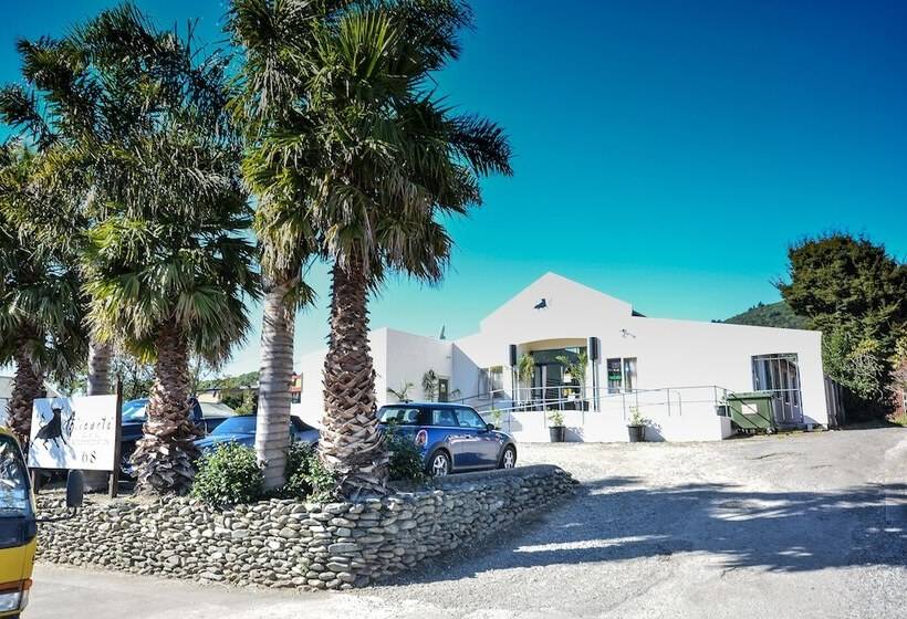 هتل Piwaka Lodge And Backpackers