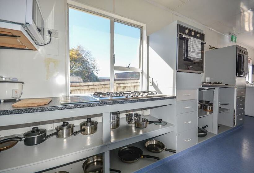 هتل Piwaka Lodge And Backpackers