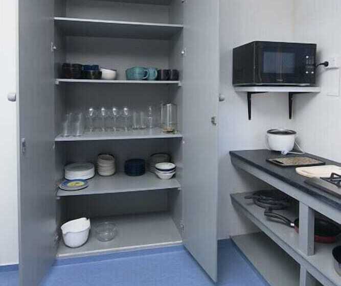 هتل Piwaka Lodge And Backpackers