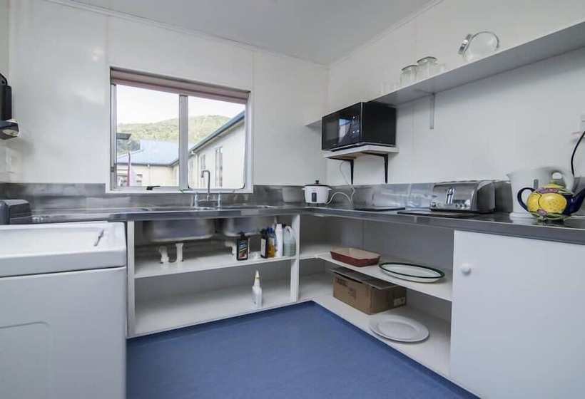 هتل Piwaka Lodge And Backpackers