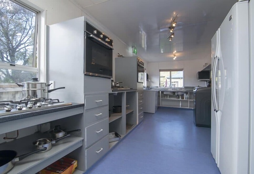 هتل Piwaka Lodge And Backpackers