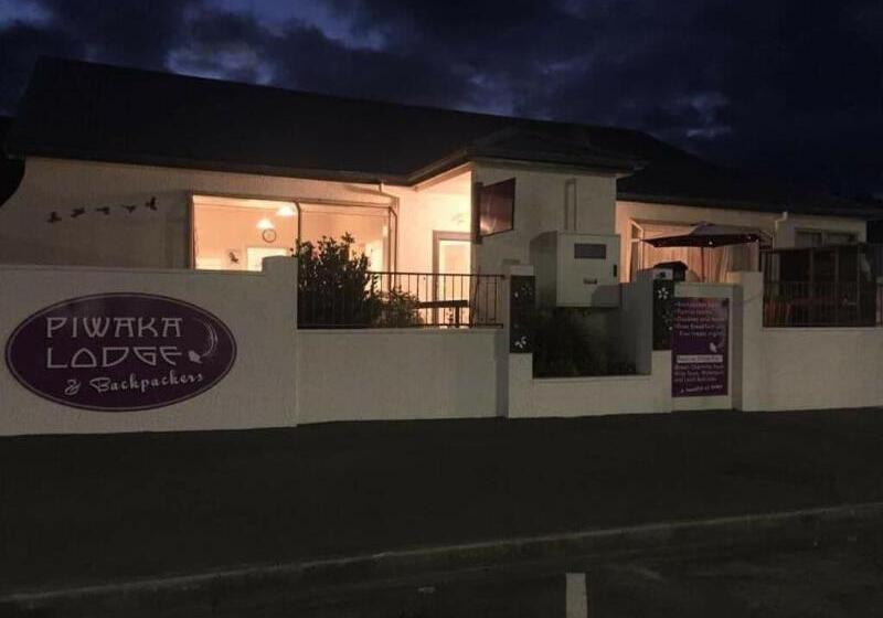 هتل Piwaka Lodge And Backpackers