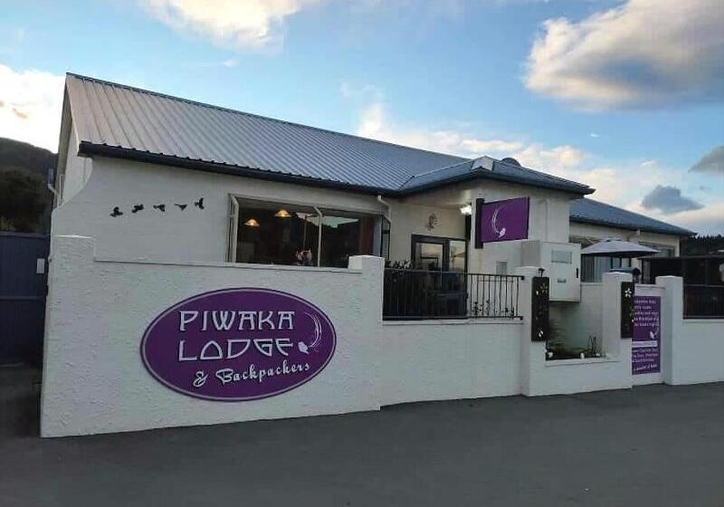 هتل Piwaka Lodge And Backpackers