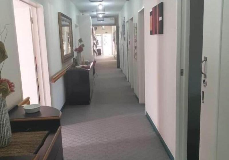 هتل Piwaka Lodge And Backpackers