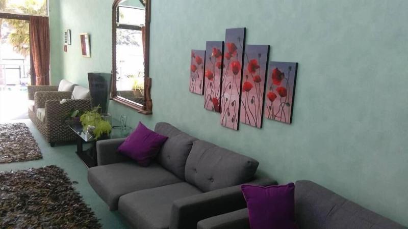 هتل Piwaka Lodge And Backpackers