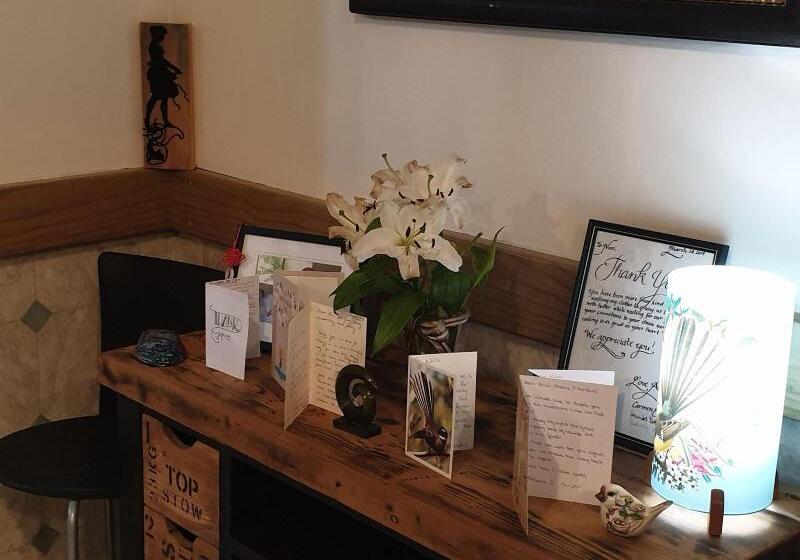 هتل Piwaka Lodge And Backpackers