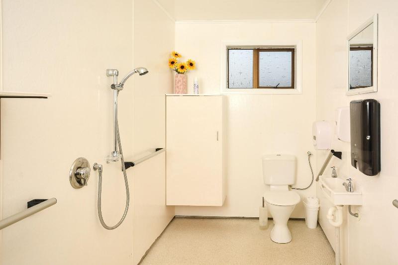 هتل Piwaka Lodge And Backpackers