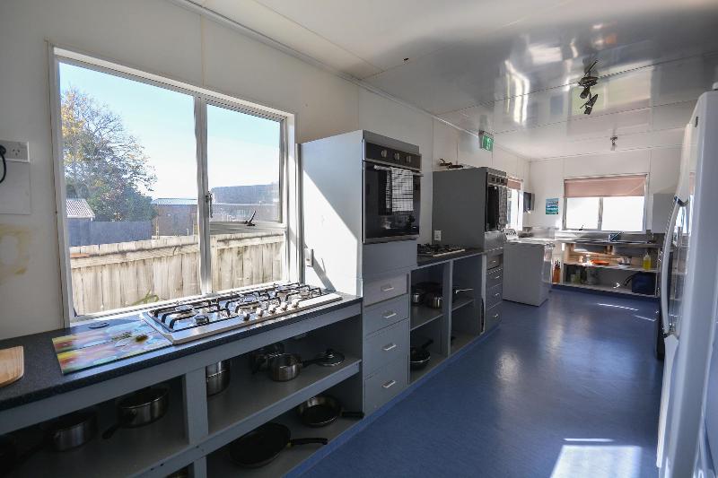 هتل Piwaka Lodge And Backpackers